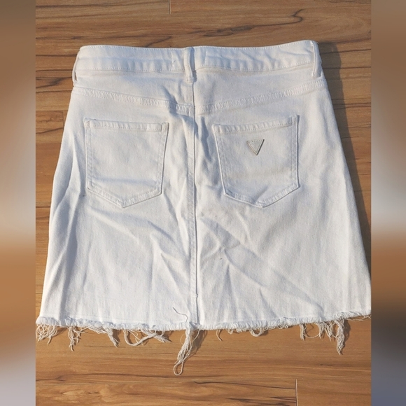 GUESS white denim skirt. - Picture 3 of 6